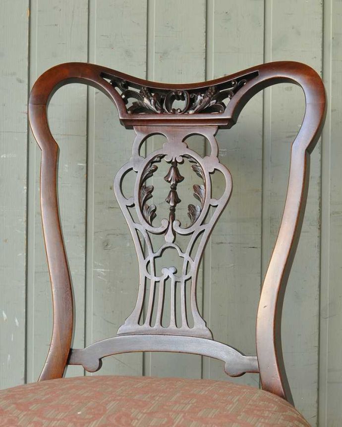 サロンチェア　アンティーク チェア　英国輸入の美しい椅子、マホガニー材のアンティークサイドチェア(サロンチェア) 。アンティークらしい背もたれの装飾上質な雰囲気を漂わせる細かい彫。(k-1349-c)