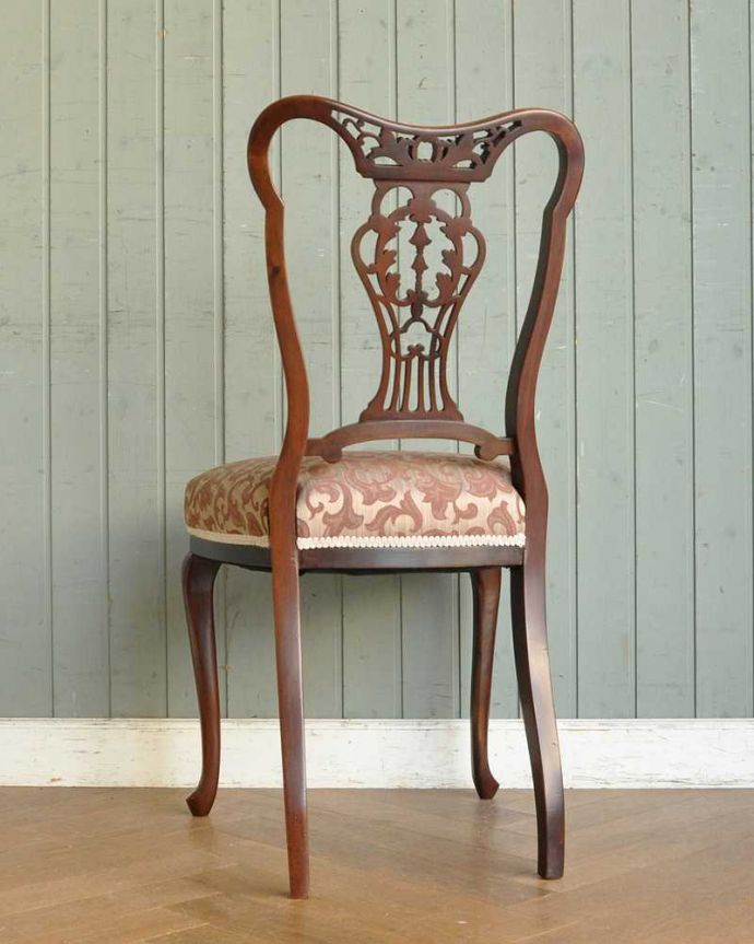サロンチェア　アンティーク チェア　英国輸入の美しい椅子、マホガニー材のアンティークサイドチェア(サロンチェア) 。後ろ姿にも自信アリ並べた時に後ろから見ることも多い椅子。(k-1349-c)