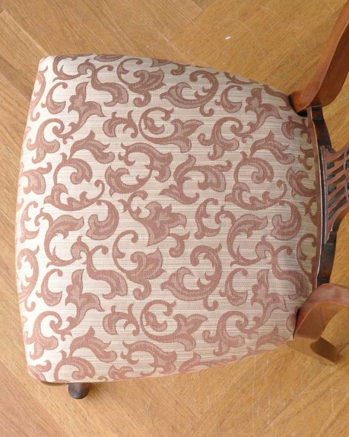 サロンチェア　アンティーク チェア　英国輸入の美しい椅子、マホガニー材のアンティークサイドチェア(サロンチェア) 。座面を上から見るとこんな感じ座面は布貼りなので、長時間座っても疲れません。(k-1349-c)
