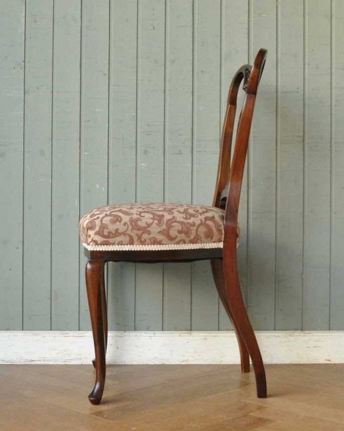 サロンチェア　アンティーク チェア　英国輸入の美しい椅子、マホガニー材のアンティークサイドチェア(サロンチェア) 。横から見ても優雅な立ち姿背もたれがカーブしているので楽です。(k-1349-c)