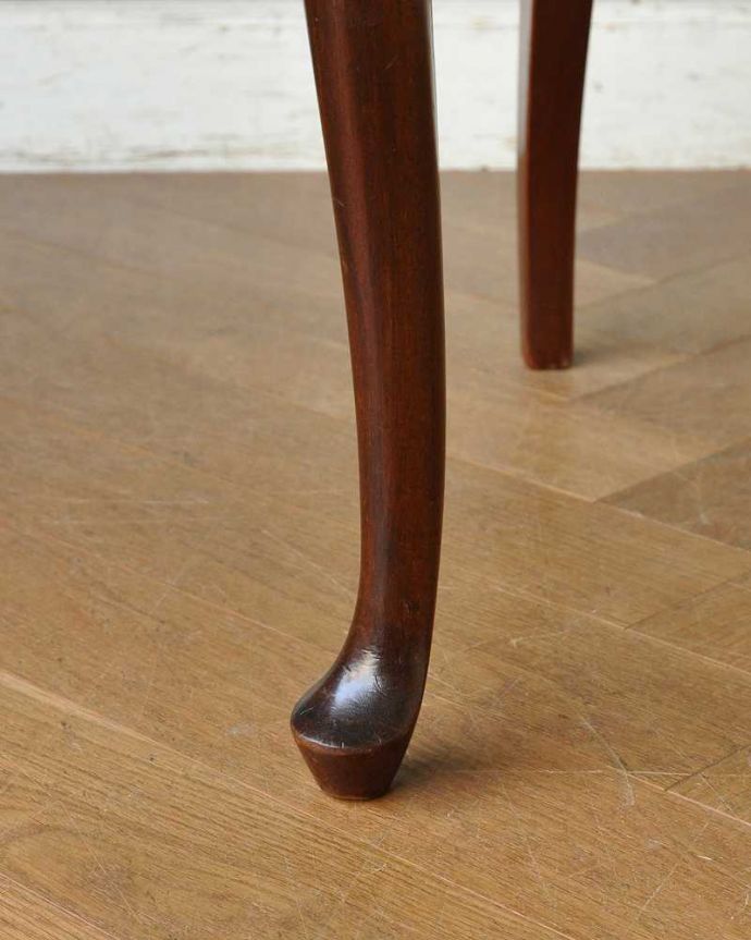 サロンチェア　アンティーク チェア　英国輸入の美しい椅子、マホガニー材のアンティークサイドチェア(サロンチェア) 。床を滑らせて移動出来ますHandleではアンティークチェアの脚の裏にフェルトキーパーをお付けしています。(k-1349-c)
