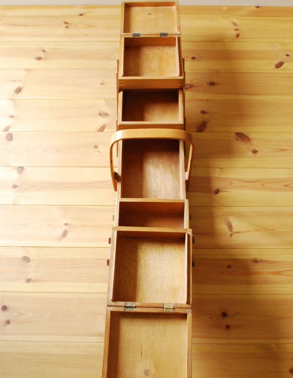 ソーイングボックス　アンティーク家具　趣味を楽しむアンティークの道具、木のソーイングボックス。３段に分けて収納できます。(k-1349-z)
