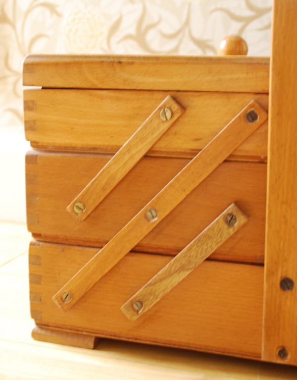 ソーイングボックス　アンティーク家具　趣味を楽しむアンティークの道具、木のソーイングボックス。コンパクトな脚なしタイプです。(k-1349-z)