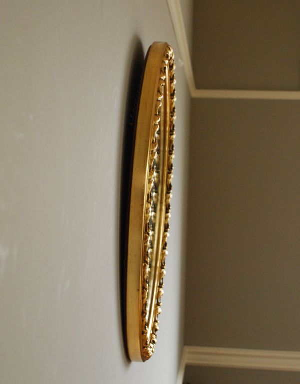 アンティーク フレーム付きミラー　アンティーク雑貨　美しい装飾に縁取られた、アンティークミラー（ゴールド）。アンティークのミラーは重みがあります。(k-1350-z)