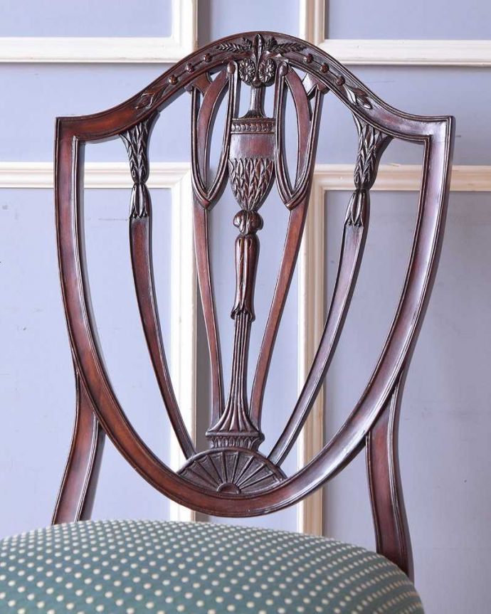 サロンチェア　アンティーク チェア　盾型モチーフの背もたれが素敵な英国輸入の椅子、アンティークヘップルホワイトチェア。アンティークらしい背もたれの装飾上質な雰囲気を漂わせる細かい彫。(k-1351-c)