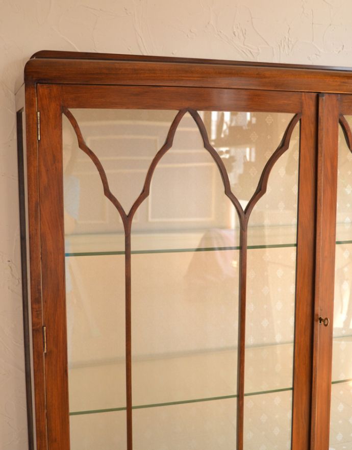 アンティークのキャビネット　アンティーク家具　ガラス扉の英国アンティーク家具、色もキレイなウォルナット材のガラスキャビネット（ショーケース）。木の装飾が上品なアクセントになっています。(k-1351-f)