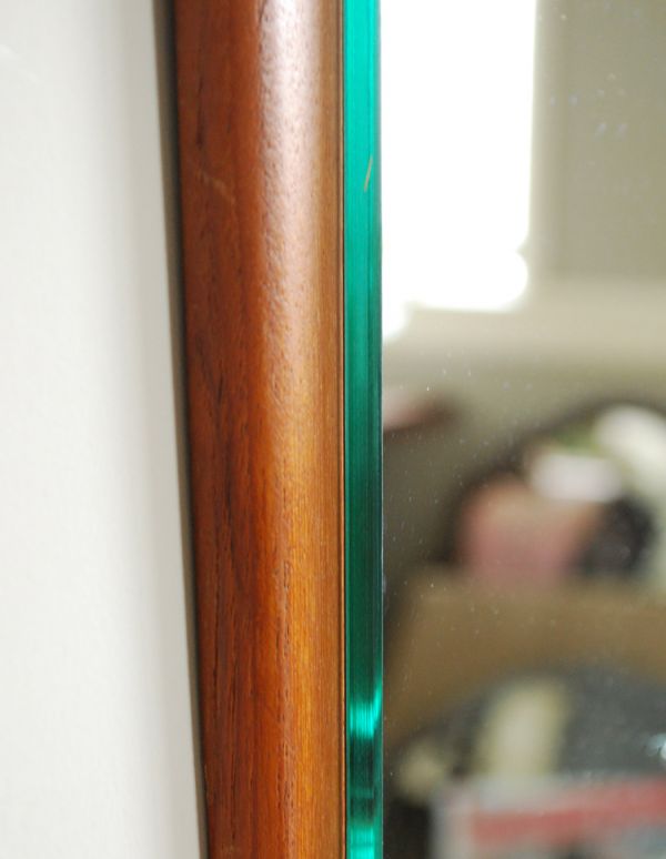 アンティーク フレーム付きミラー　アンティーク雑貨　シンプルなレクタングルのウッドフレームのアンティークミラー（鏡）。現代のミラーの倍くらいの厚みがあるんです。(k-1351-z)