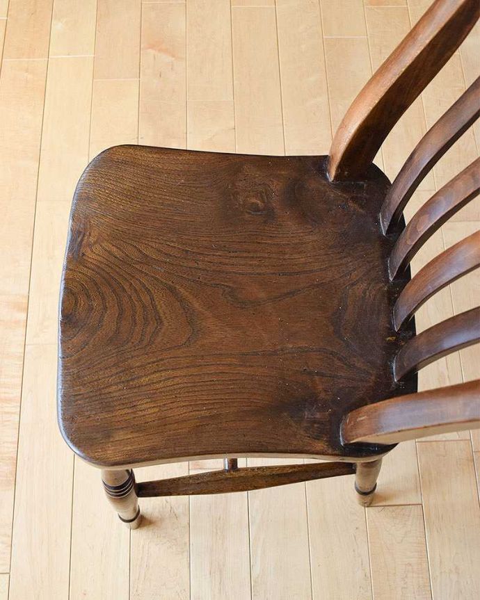 キッチンチェア　アンティーク チェア　イギリスから届いた可愛いアンティークの椅子、ナチュラルで使いやすいキッチンチェア。座面に隠されたヒミツ座繰りと言って、お尻と太もも部分に彫が入っているんです。(k-1353-c)