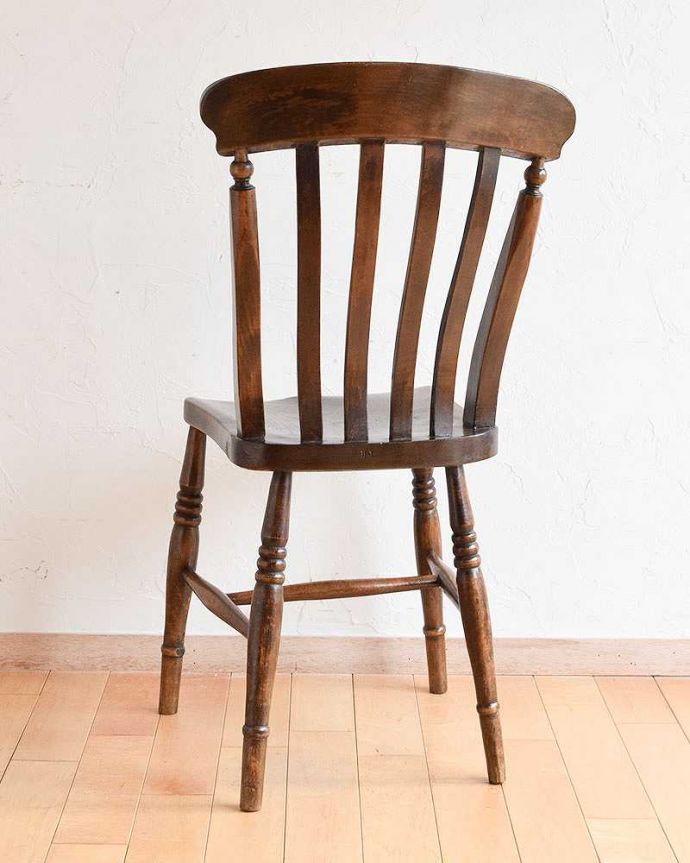 キッチンチェア　アンティーク チェア　イギリスから届いた可愛いアンティークの椅子、ナチュラルで使いやすいキッチンチェア。後ろ姿にも自信アリ！並べた時に後ろから見ることも多い椅子。(k-1353-c)