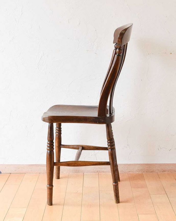 キッチンチェア　アンティーク チェア　イギリスから届いた可愛いアンティークの椅子、ナチュラルで使いやすいキッチンチェア。横顔もほっこりデザイン横から見ても、なんだかほっこりぬくもりあるデザイン。(k-1353-c)