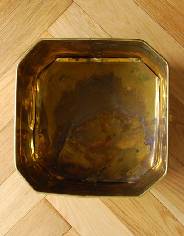 シルバーのテーブルウェア　アンティーク雑貨　英国からのアンティーク、真鍮製のプランツカバー（ライオン）。中はこんな感じです。(k-1353-z)