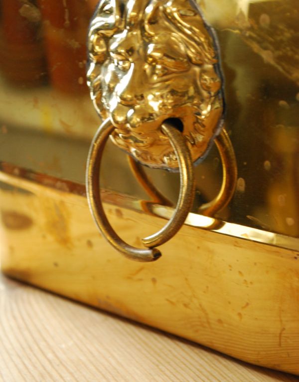 シルバーのテーブルウェア　アンティーク雑貨　英国からのアンティーク、真鍮製のプランツカバー（ライオン）。持ち手にはライオンの装飾が付いています。(k-1353-z)