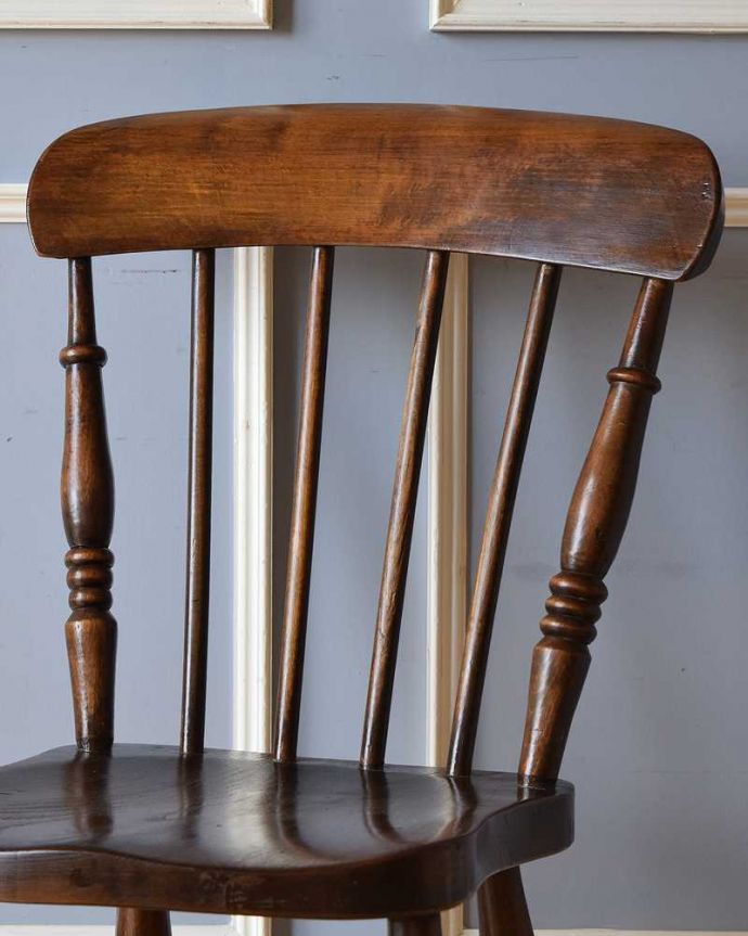 キッチンチェア　アンティーク チェア　背もたれに彫があるイギリスの椅子、アンティークキッチンチェア。背もたれは家庭のデザイン同じように見えて、それぞれの家庭で少しずつ違う背もたれのデザイン。(k-1354-c)
