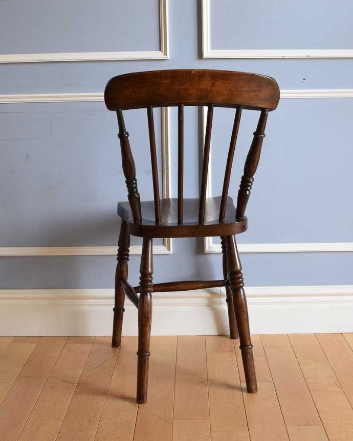 キッチンチェア　アンティーク チェア　背もたれに彫があるイギリスの椅子、アンティークキッチンチェア。後ろ姿にも自信アリ！並べた時に後ろから見ることも多い椅子。(k-1354-c)