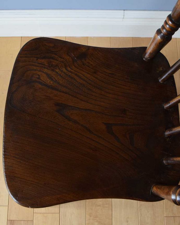 キッチンチェア　アンティーク チェア　背もたれに彫があるイギリスの椅子、アンティークキッチンチェア。座面に隠されたヒミツ座繰りと言って、お尻と太もも部分に彫が入っているんです。(k-1354-c)
