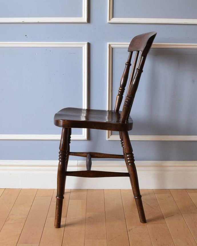 キッチンチェア　アンティーク チェア　背もたれに彫があるイギリスの椅子、アンティークキッチンチェア。横顔もほっこりデザイン横から見ても、なんだかほっこりぬくもりあるデザイン。(k-1354-c)
