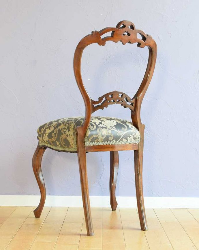 気品たっぷりなイギリスのアンティークバルーンバックチェア（サロンチェア）(k-1356-c)｜アンティークチェア・椅子