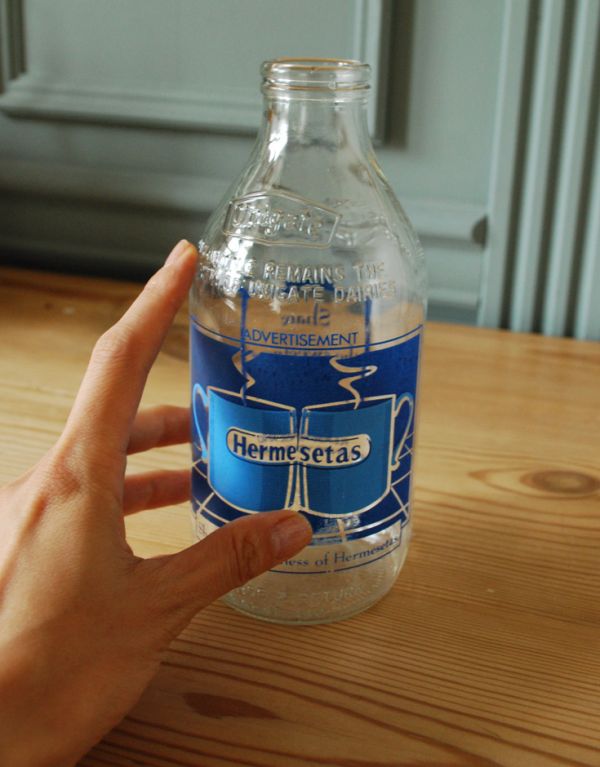 ナチュラルカントリースタイル　アンティーク雑貨　イラスト入りで可愛いイギリスの牛乳ビン、アンティークガラスボトル（Hermesetas）。日本の牛乳瓶より大きいサイズ感！海外らしさを感じます。(k-1357-z)