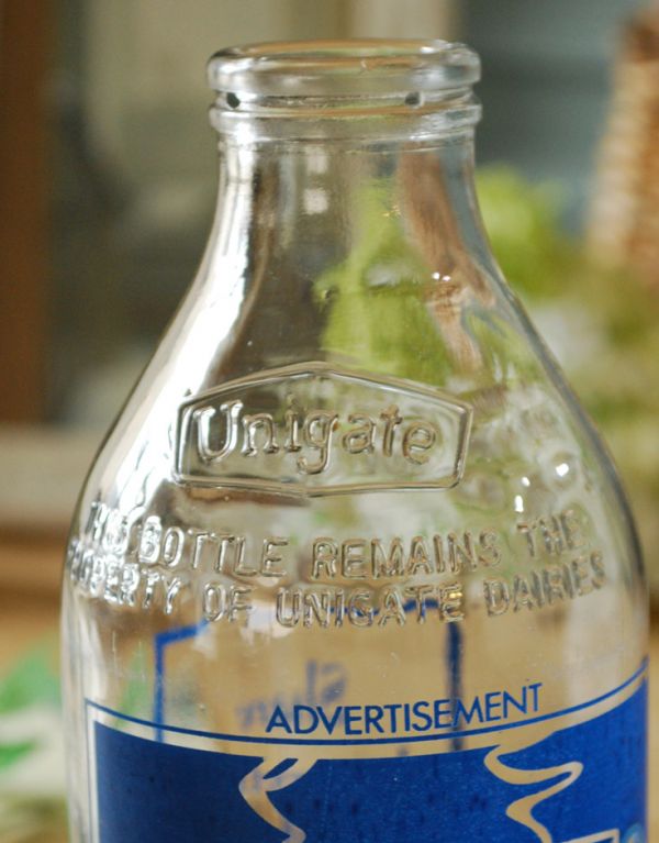 ナチュラルカントリースタイル　アンティーク雑貨　イラスト入りで可愛いイギリスの牛乳ビン、アンティークガラスボトル（Hermesetas）。上から見るとこんな感じです。(k-1357-z)