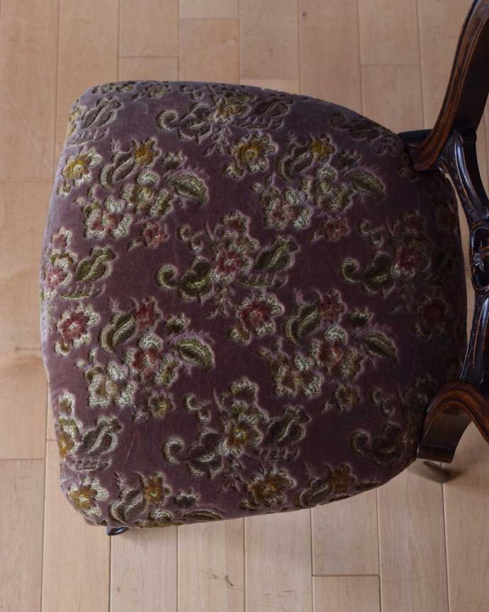 サロンチェア　アンティーク チェア　ウォルナット材を使った優雅な英国アンティークのバルーンバックチェア。座面の形はこんな感じ座面もとてもキレイなので気持ちよくお使い頂けます。(k-1358-c)