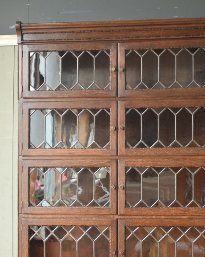アンティークのキャビネット　アンティーク家具　英国アンティーク家具、ケイムで仕上がったガラス扉がかっこいい、スタッキングブックケース（本棚） 。貴重な当時のアンティークガラスです。(k-1358-f)