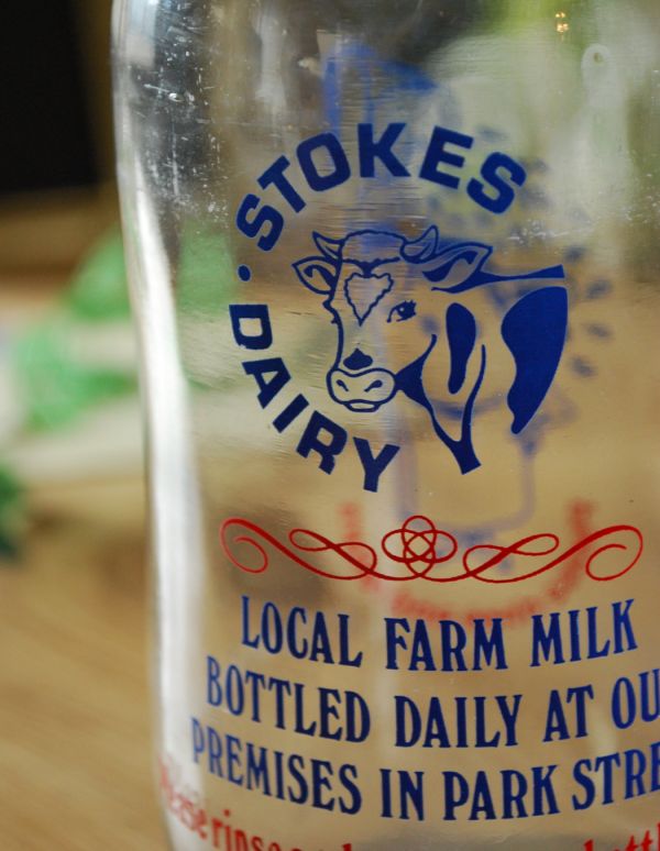 ナチュラルカントリースタイル　アンティーク雑貨　イラスト入りで可愛いイギリスの牛乳ビン、アンティークガラスボトル（牛）。チャーミングな牛さんマークが入っています。(k-1358-z)