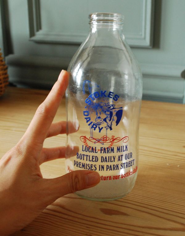ナチュラルカントリースタイル　アンティーク雑貨　イラスト入りで可愛いイギリスの牛乳ビン、アンティークガラスボトル（牛）。日本の牛乳瓶より大きいサイズ感！海外らしさを感じます。(k-1358-z)