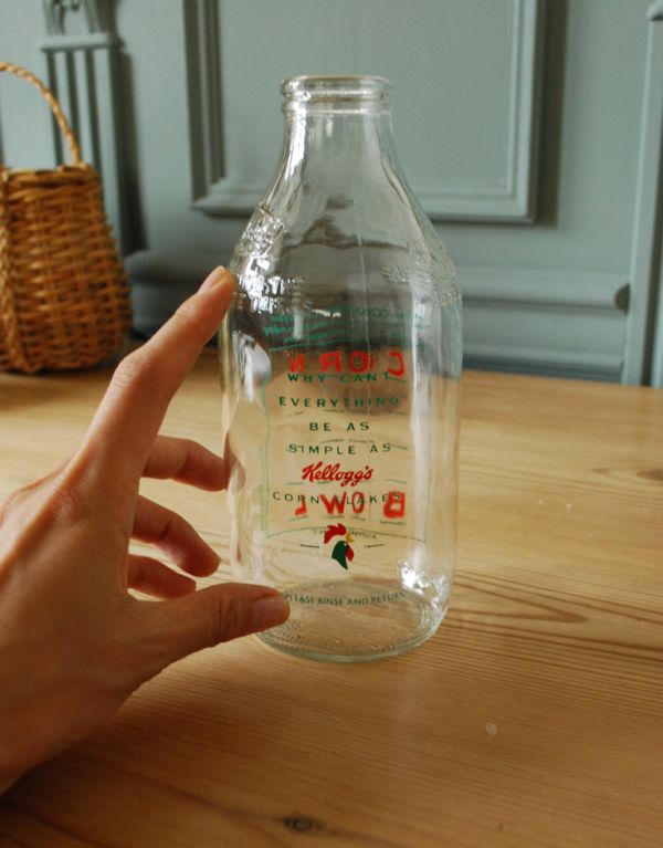 ナチュラルカントリースタイル　アンティーク雑貨　イラスト入りで可愛いイギリスの牛乳ビン、アンティークガラスボトル（コーンボウル）。日本の牛乳瓶より大きいサイズ感！海外らしさを感じます。(k-1359-z)