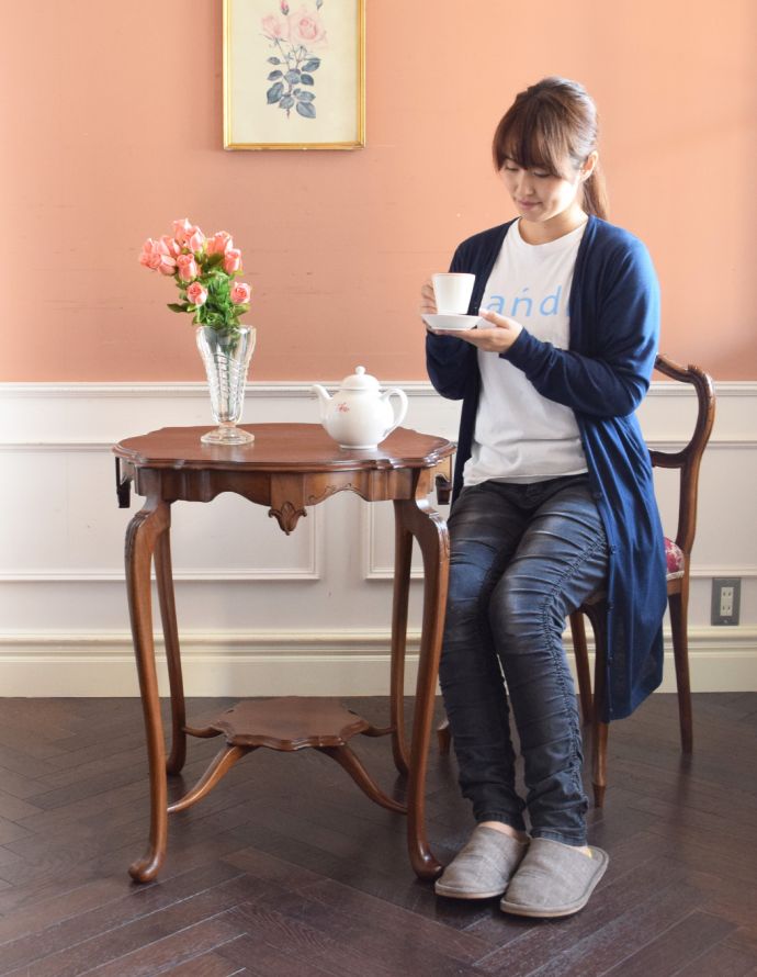 ロイドテーブル　アンティーク家具　アンティークの高級感のある英国家具、優美なオケージョナルテーブル。そっと壁に付けて置くだけで、オシャレな雰囲気に。(k-1360-f)