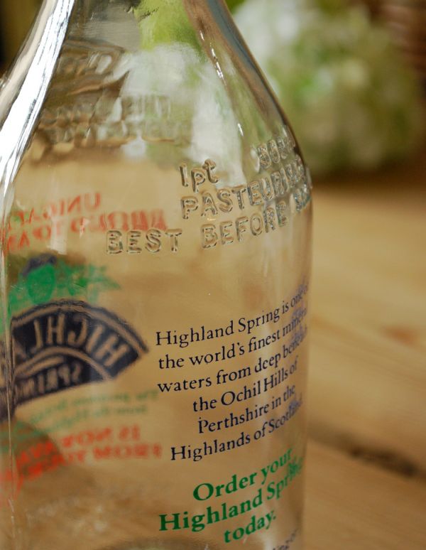 ナチュラルカントリースタイル　アンティーク雑貨　イラスト入りで可愛いイギリスの牛乳ビン、アンティークガラスボトル（スプリング）。どこから見てもイラストや文字がプリントされているので、そのままポンっと飾るだけで雰囲気が出ます。(k-1360-z)