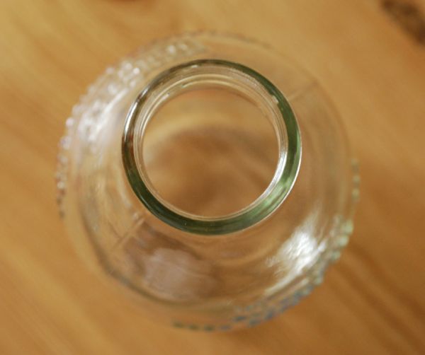 ナチュラルカントリースタイル　アンティーク雑貨　イラスト入りで可愛いイギリスの牛乳ビン、アンティークガラスボトル（スプリング）。上から見るとこんな感じです。(k-1360-z)