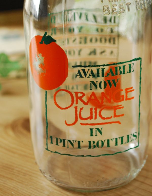 ナチュラルカントリースタイル　アンティーク雑貨　イラスト入りで可愛いイギリスの牛乳ビン、アンティークガラスボトル（オレンジジュース）。甘酸っぱいオレンジのイラストにウキウキしてしまいます。(k-1361-z)
