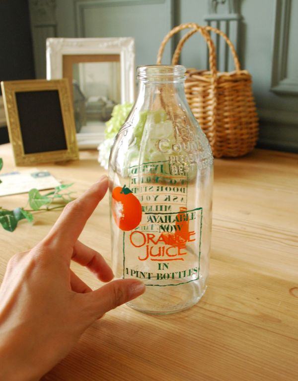 ナチュラルカントリースタイル　アンティーク雑貨　イラスト入りで可愛いイギリスの牛乳ビン、アンティークガラスボトル（オレンジジュース）。日本の牛乳瓶より大きいサイズ感！海外らしさを感じます。(k-1361-z)