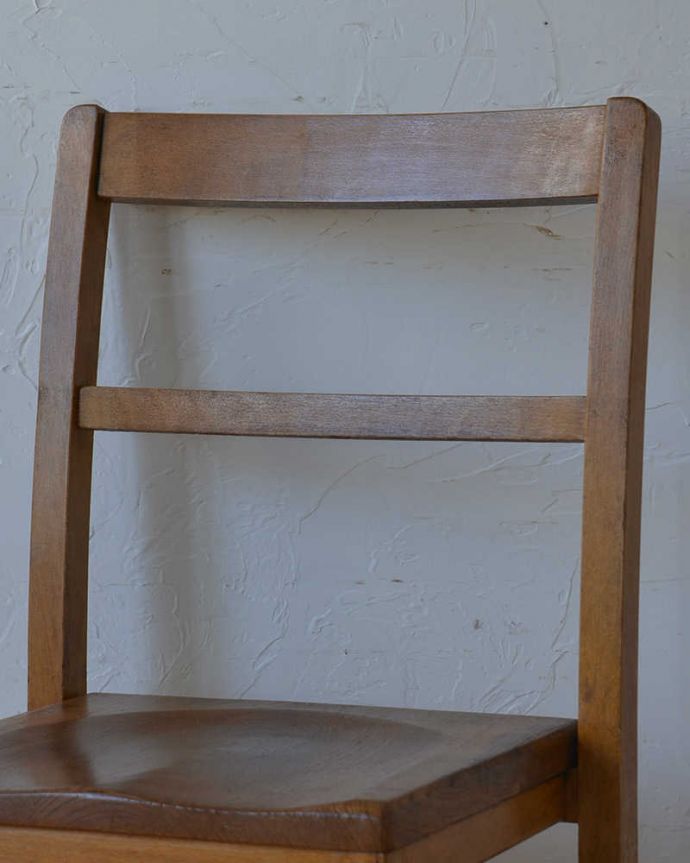 キッチンチェア　アンティーク チェア　イギリスから来たアンティーク椅子、大人も使えるスタッキングチェア（スクールチェア）。背もたれは家庭のデザイン同じように見えて、それぞれの家庭で少しずつ違う背もたれのデザイン。(k-1362-c)