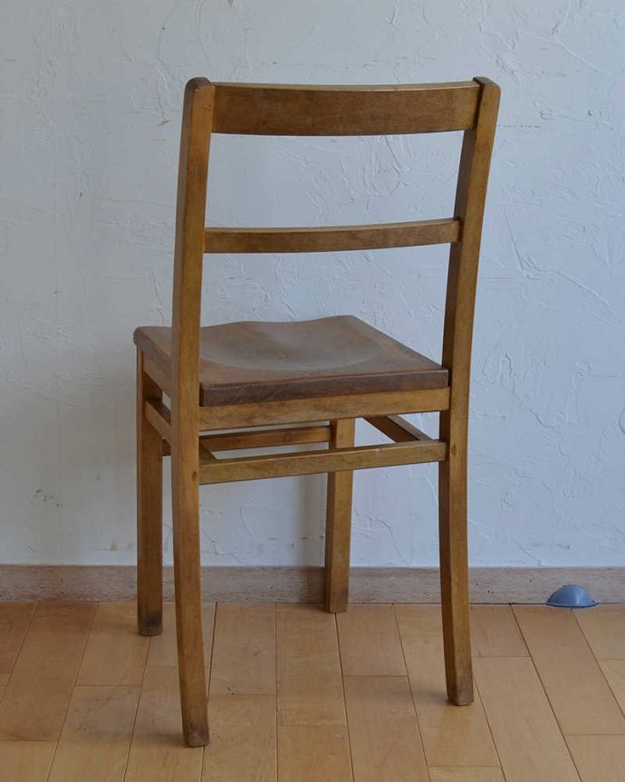 キッチンチェア　アンティーク チェア　イギリスから来たアンティーク椅子、大人も使えるスタッキングチェア（スクールチェア）。後ろ姿にも自信アリ！並べた時に後ろから見ることも多い椅子。(k-1362-c)