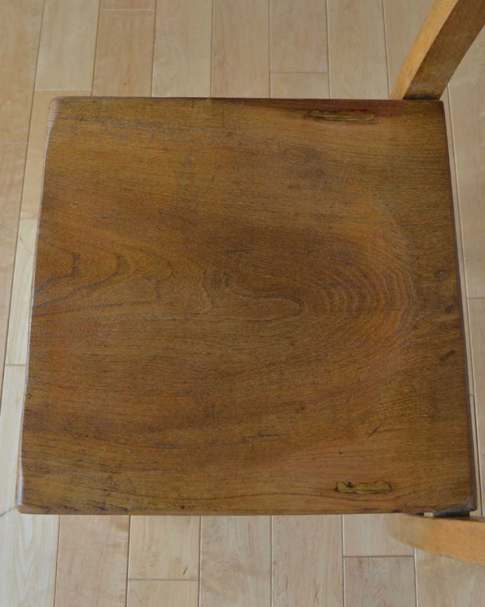 キッチンチェア　アンティーク チェア　イギリスから来たアンティーク椅子、大人も使えるスタッキングチェア（スクールチェア）。座面に隠されたヒミツ座繰りと言って、お尻と太もも部分に彫が入っているんです。(k-1362-c)