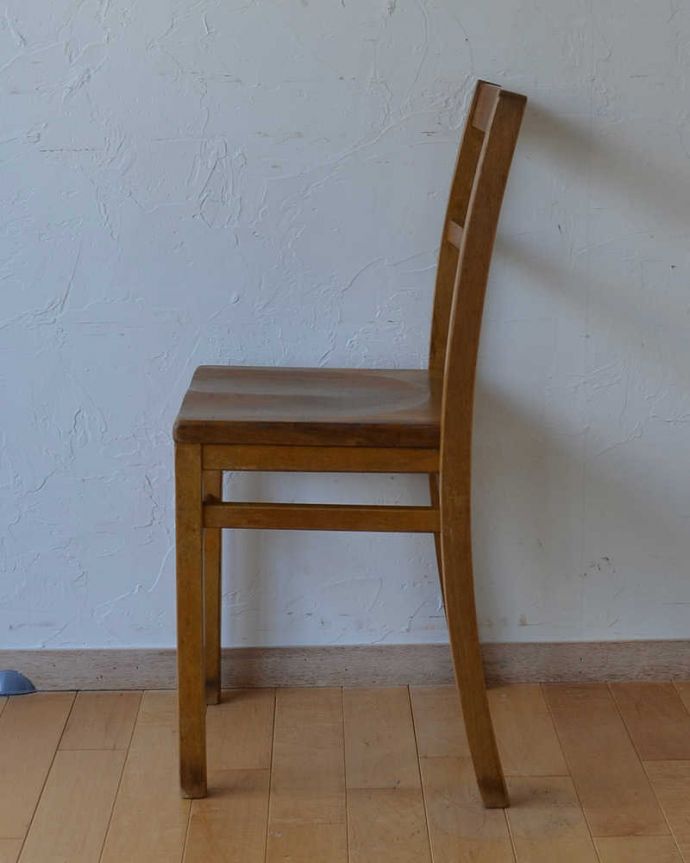 キッチンチェア　アンティーク チェア　イギリスから来たアンティーク椅子、大人も使えるスタッキングチェア（スクールチェア）。横顔もほっこりデザイン横から見ても、なんだかほっこりぬくもりあるデザイン。(k-1362-c)