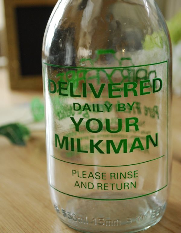 アンティーク ガラスボトル　アンティーク雑貨　イラスト入りで可愛いイギリスの牛乳ビン、アンティークガラスボトル（MILK MAN）。海外らしいおしゃれなフォントが入っています。(k-1362-z)