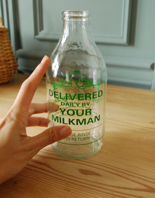 アンティーク ガラスボトル　アンティーク雑貨　イラスト入りで可愛いイギリスの牛乳ビン、アンティークガラスボトル（MILK MAN）。日本の牛乳瓶より大きいサイズ感！海外らしさを感じます。(k-1362-z)