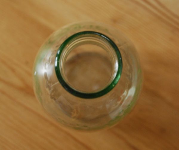 アンティーク ガラスボトル　アンティーク雑貨　イラスト入りで可愛いイギリスの牛乳ビン、アンティークガラスボトル（MILK MAN）。上から見るとこんな感じです。(k-1362-z)