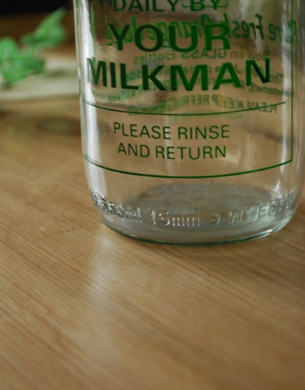 アンティーク ガラスボトル　アンティーク雑貨　イラスト入りで可愛いイギリスの牛乳ビン、アンティークガラスボトル（MILK MAN）。アンティークのため、多少の欠け・傷がある場合がありますが、使用上問題はありませんので、ご了承下さい。(k-1362-z)