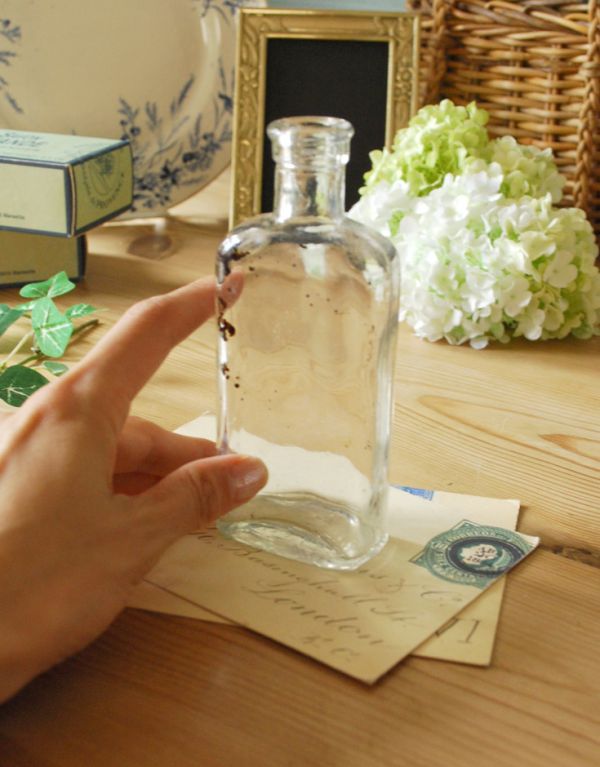 アンティーク ガラスボトル　アンティーク雑貨　ガラスのアンティーク雑貨、クリアカラーのガラス瓶（ボトル）。後ろ側を見ると･･･なんとなくゆがんでいたり、気泡が入っていたり･･･そこがアンティークらしさです。(k-1363-z)