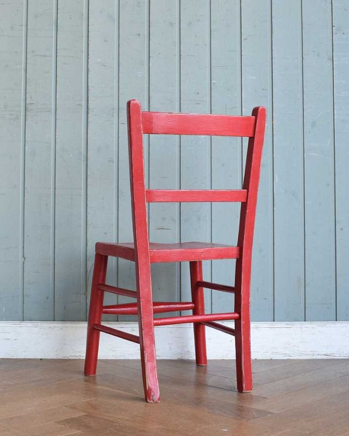 ダイニングチェア　アンティーク チェア　イギリスで出会ったアンティークペイント椅子、赤い色のチャイルドチェア。後ろから見ても、やっぱり可愛い！新品ではない経年変化によるキズが、あたたかさを増してくれます。(k-1364-c)