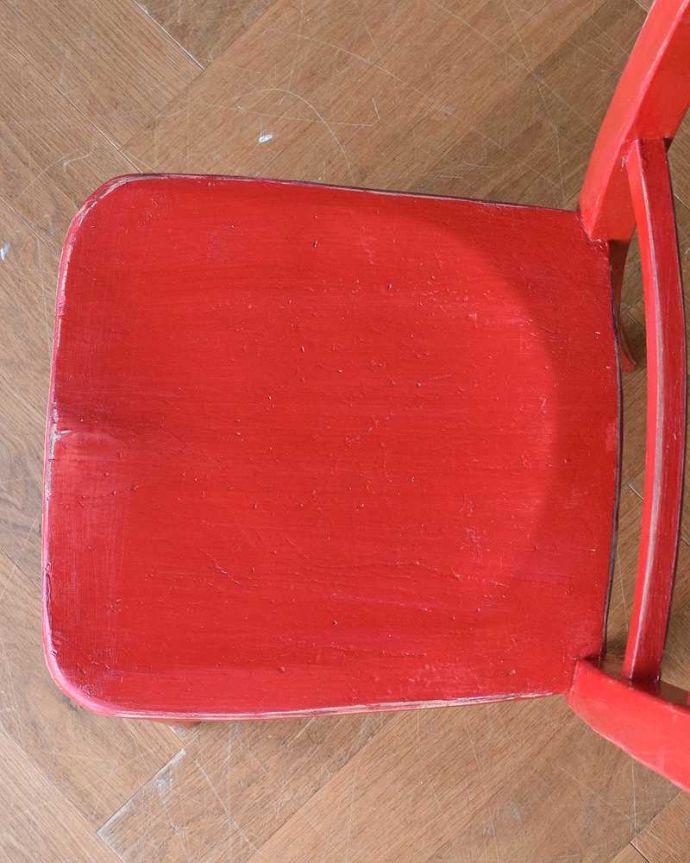 ダイニングチェア　アンティーク チェア　イギリスで出会ったアンティークペイント椅子、赤い色のチャイルドチェア。座面の彫りも一人前板座に施された座繰り。(k-1364-c)