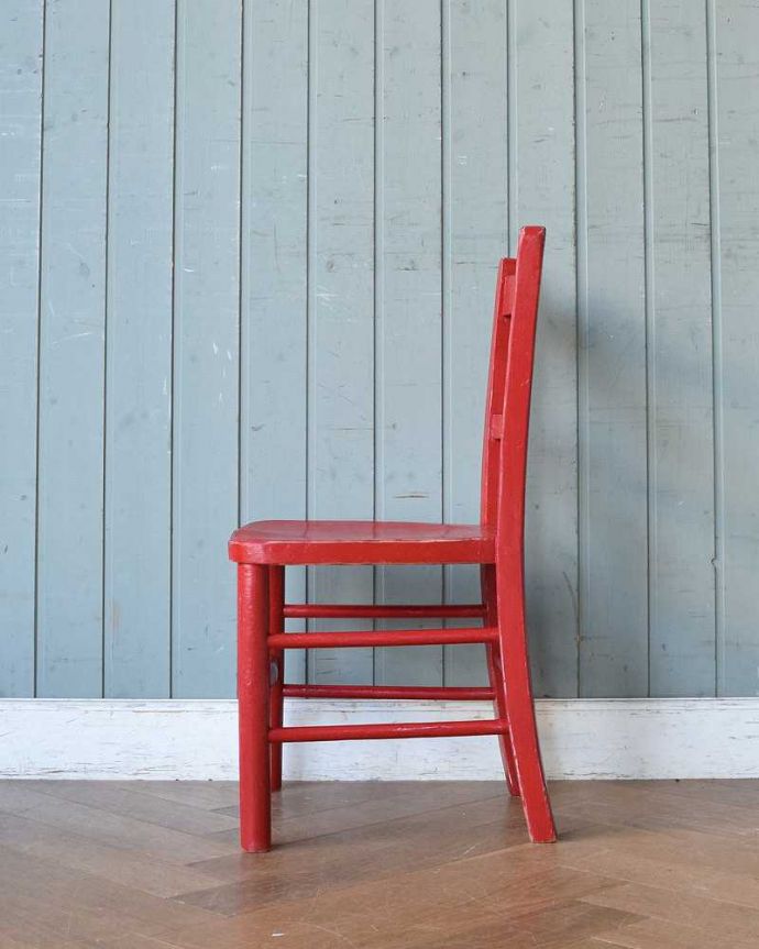 ダイニングチェア　アンティーク チェア　イギリスで出会ったアンティークペイント椅子、赤い色のチャイルドチェア。横から見ても可愛い もちろん、横顔だって可愛いんです。(k-1364-c)