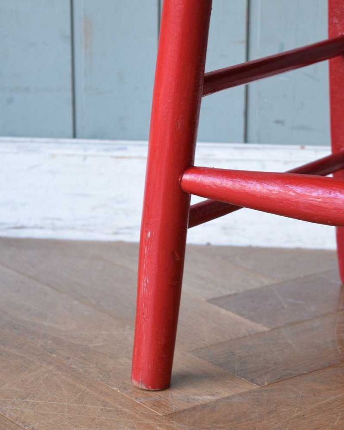 ダイニングチェア　アンティーク チェア　イギリスで出会ったアンティークペイント椅子、赤い色のチャイルドチェア。移動もラクラクHandleのアンティークは、脚の裏にフェルトキーパーをお付けしていますので、床を滑らせれば子どもでも移動が出来ます。(k-1364-c)