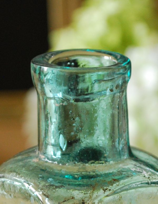 アンティークガラスボトル、四角いグリーンのガラス瓶