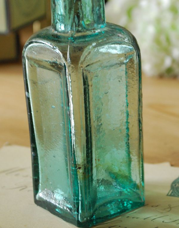 アンティークガラスボトル、四角いグリーンのガラス瓶