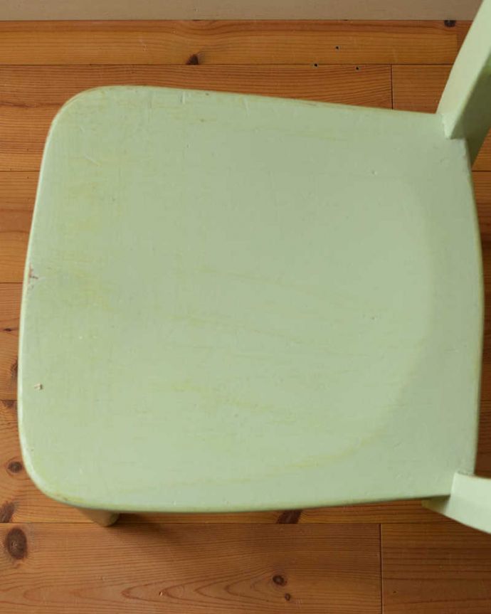 キッチンチェア　アンティーク チェア　イギリスから来たかわいいアンティーク椅子、パステルカラーのチャイルドチェア。座面の彫りも一人前板座に施された座繰り。(k-1365-c)