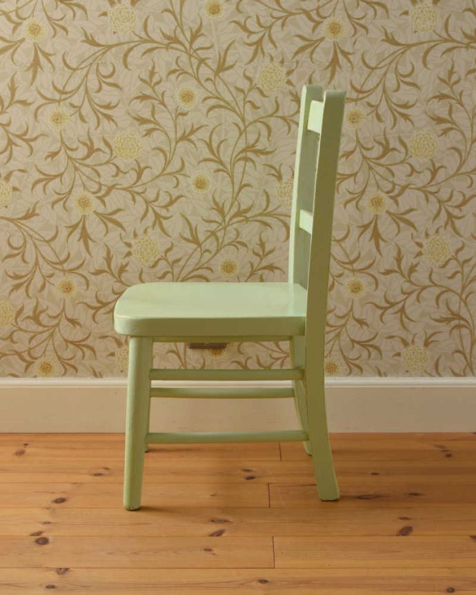 キッチンチェア　アンティーク チェア　イギリスから来たかわいいアンティーク椅子、パステルカラーのチャイルドチェア。横から見ても可愛い もちろん、横顔だって可愛いんです。(k-1365-c)